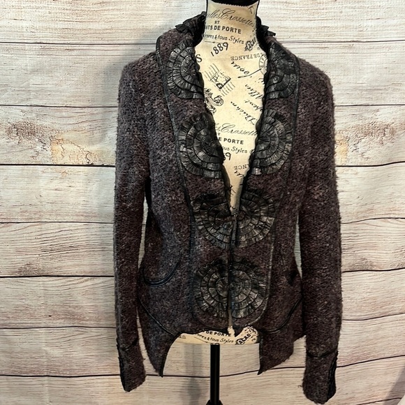 Dolce Cabo Cardigan Sweater Leather Rosettes Trim Size Large - Picture 1 of 14